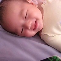 有没有纯母乳喂养4～5天大便一次的同款宝贝，家婆经常给他吸允水果汁会伤害宝宝肠胃吗？