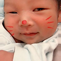 又哭又闹的时候，好想塞回肚子里，笑的时候，什么脾气都没了，果然是亲生的