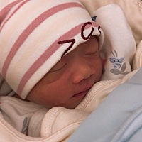 刚出生的宝宝喝什么牌子奶粉好呢，母乳不够喝，好纠结啊