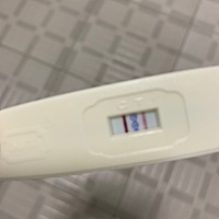 大家帮我看一下，上个月27号来姨妈，今天刚测出来这样，是怀孕么？