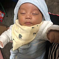 被宝宝折磨得没脾气了，躺着抱不行，还得我起来坐着抱着他才不哭