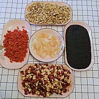 产后，没钱就多喝红糖水 有钱就买阿胶糕补血。不仅补血 奶水也会多