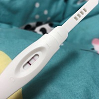 刚刚起来把昨天扔进垃圾桶的试纸捡出来看了看，是这样的，请问 这是怀孕了吗？要不要去医院检查一下