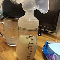 自己真的是大奶牛来的，真的是奶多不知道奶少的苦，奶少不知道奶多的苦，宝宝吃饱了还能用吸奶器吸出来...