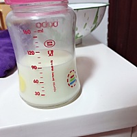 奶水不足 愁啊 有没宝妈知道能增加奶量的办法  今天试了下手挤一次只能挤出90ml 有时经常不够宝宝吃