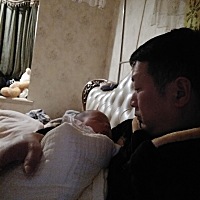 宝宝容易吐奶，吃了只要一动就吐大部分睡觉都抱着多，怎么办