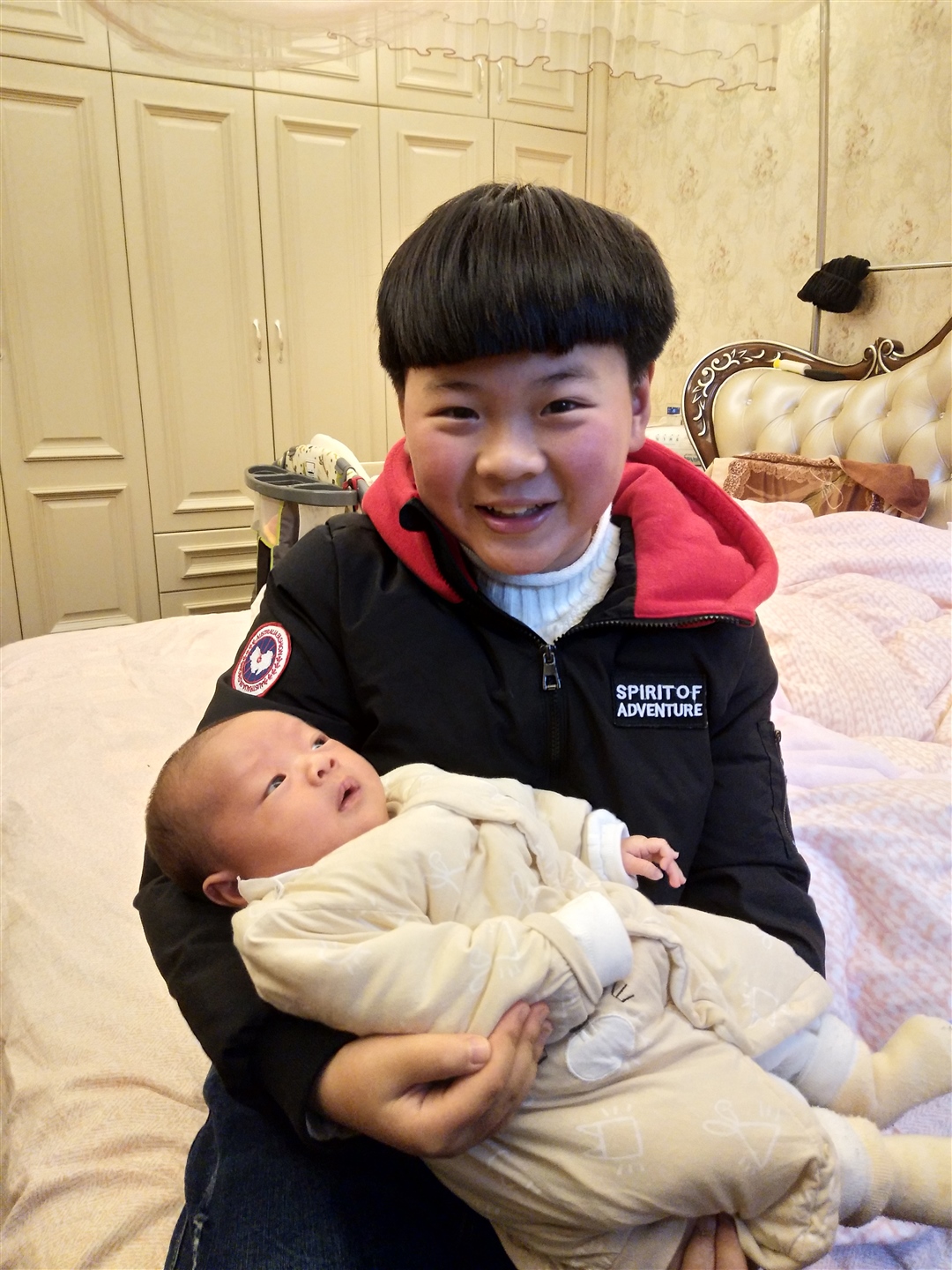 宝宝容易吐奶，吃了只要一动就吐大部分睡觉都抱着多，怎么办