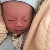 宝妈们，知道出生12天的宝宝老是有一只眼睛眼屎特别多，而且一哭眼泪就出来了，就那一只眼睛，从出生到...