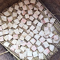 霉豆腐又称豆腐乳，是中国流传数千年的特色传统民间美食，口感好、营养高，闻起来有股臭，吃起来特别的香