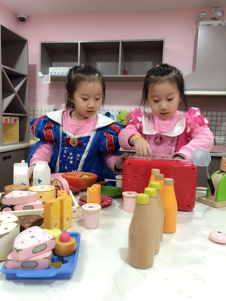 两个小公主五岁半了，乖巧可爱。但婆婆家还是想能有个男孩！努力备孕，希望我能如愿有个乔治弟弟