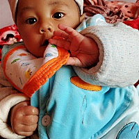 宝宝四个多月了，晚上除了我谁都不跟，是不是会认人了，第一胎表示不懂