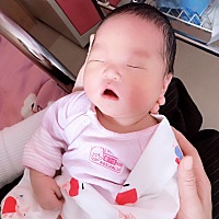 女宝顺产7斤4两，无侧切有撕裂～
