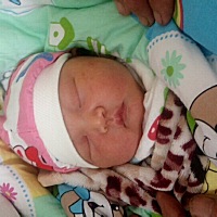 二月二十一日下午四点四十分，刨腹产荣获女宝一枚，七斤八两宝妈取名许一诺！