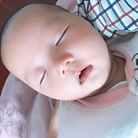 有没有宝宝两个多月还没有攒肚的？我家宝宝72天了，还没攒肚，一直纯母乳喂养，而且我家宝宝不吃手，有...