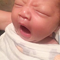 月子18天了孩子一直挨外婆睡，但是我和老公又害怕孩子认人，今天让孩子挨我睡，新手爸妈，不知道宝宝哭...