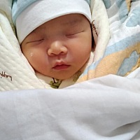 女宝20天了，第一张是原相机拍的，出生就皮肤很好哦，麻麻爱你，希望你健康成长！