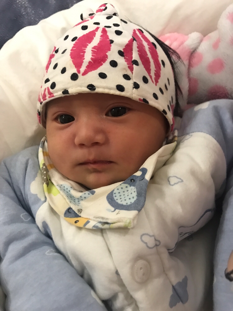 两个哥哥叫她小海豚，白天睡得很好，晚上3.4点开始不睡觉，一晚上换尿不湿5一6次，宝贝老是吐出来，我睡不好，喂母乳但我没瘦下来，天天喝汤，乌鸡汤、黑鱼汤，每天都喝，