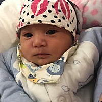 两个哥哥叫她小海豚，白天睡得很好，晚上3.4点开始不睡觉，一晚上换尿不湿5一6次，宝贝老是吐出来，我睡...