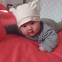 100天了，竖抱脖子摇摇晃晃的，没力气。