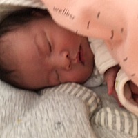 宝宝不爱喝母乳，喝着喝着就哭，哭的撕心裂肺的，哄一会继续给她喝，稍微再喝点又哭，喜欢喝奶粉，原本...