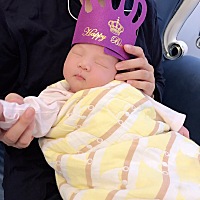 宝宝快两个月了，今天发现她经常侧睡把耳朵压的有点太贴头皮了，这会还能纠正过来吗，有经验的宝妈能否...