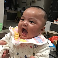 已经四个月了，还不会自己独立翻身，每次都要帮她翻到一半她才会发力去完成后面的，而且总是会边做动作...