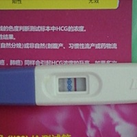 我姨妈推迟两天了，今天早上测试显示两条杠，这数据准确吗?我去年买的验孕棒，不知道是不是过期了