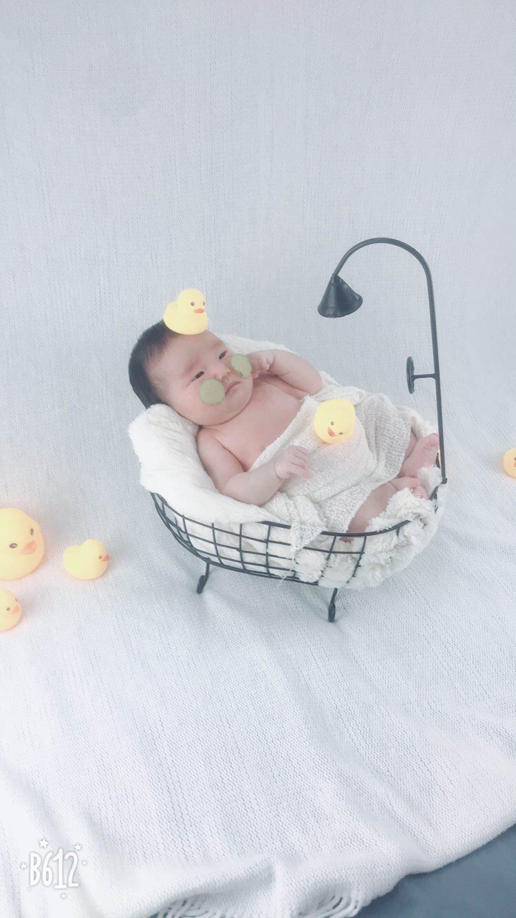 宝宝今天满月啦  宝妈们都有给宝宝拍满月照吗？花多少钱？