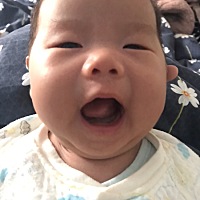 纯母乳喂养四十多天的宝宝，每天都是少食多餐。白天睡四十分钟到一个小时就醒，醒了就要喂。没吃多少又...