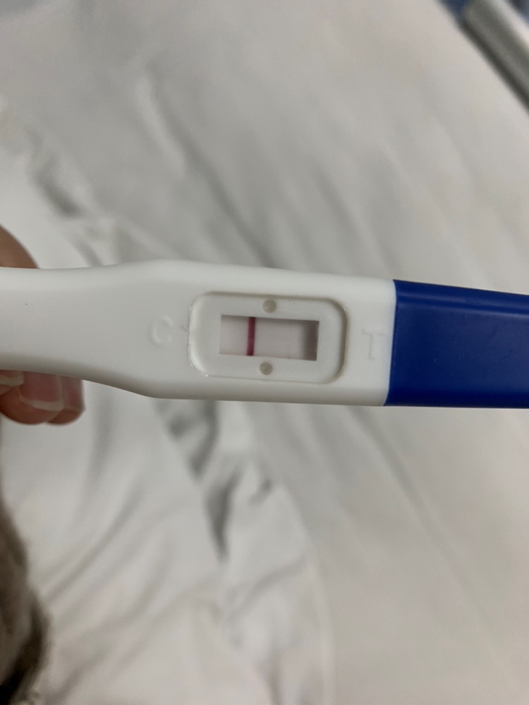 感觉眼睛都要花了，是不是结果超过10分钟就无效了，不知道是不是怀，明天才是月经期，末次月经2月1号，12.16.23.都有同房，外婆明天就从重症室接回家了，如果接回去肯定要守孝几天，不知道有没有影响，又怕是假阳性，有知道的姐妹吗？