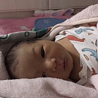 第一天晚上自己带宝宝，突然觉得没奶那会儿她姥姥带她我只管睡觉的日子好幸福，两个小时了，也不睡，吃...