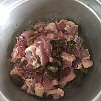 斩好猪脚，抓一把蚝士 洗一把羊肚菌 煲汤🍲