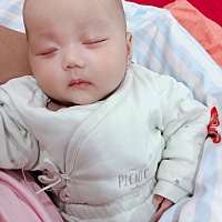 宝宝都一百天了，头发还是只有一点点，只有头顶上那一块有头发，咋回事啊？