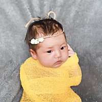 今晚给宝宝洗澡翻身洗背的时候她呛了一口水，给我吓坏了，马上抱她到床上像做急救一样按胸口，又拿纱布...