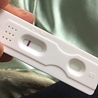 1月25末次，今天早上还没来大姨妈，忍不住买了测了，肉眼看有条浅浅的，亲们帮我看看，好激动