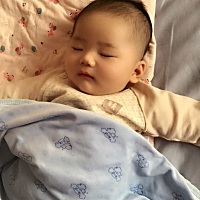 生娃后感觉孩子好像是自己一个人的，一个人带一个人哄，宝爸说孩子小不敢抱，抱着手机玩游戏看篮球赛，...