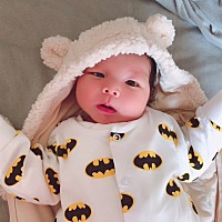 宝宝马上满月了，我妈妈给了两万红包，老公说等我弟弟以后结婚我们也要出两万礼金回去，是这样的吗？