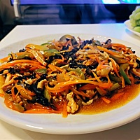 住在白人区确实不方便，每次去亚超买一定要屯一大堆吃的，也练就了一身自己动手的本事，酸菜、馒头包子...