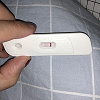 亲们帮忙看看，我验完没看到旁边这个印子，过了差不多半小时。然后出来了一条很浅的线。这是什么情况？...