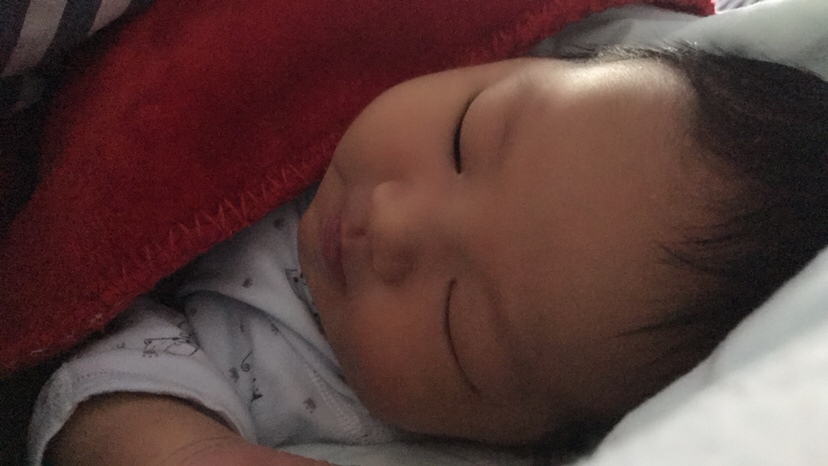 2.25剖腹产8斤2两，女宝小胖子，过程很痛苦，宝宝健康，特别可爱，最近喂奶特痛苦