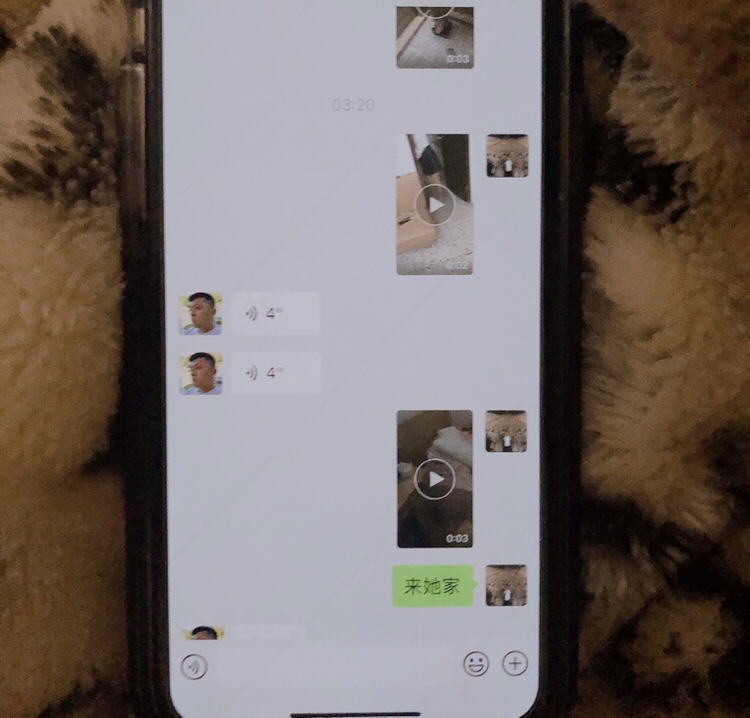 这是他发给他朋友看的，在女的家里，3点多的时候，还拍了房间什么