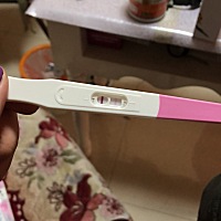 月经推迟，今天验孕棒，试纸都用了，显示怀孕了，好开心，激动又紧张😓上次怀孕因为不发育流产了，这...