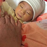 宝宝出生第十一天……晚上都是我自己一个人给他喂奶换尿不湿～睡眠严重不足！老公感冒了跑楼上一个人睡...