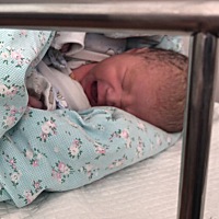 宝宝老是叼着奶眼睛才能眯上，奶头一拉开几分钟或者马上就醒了哭的厉害，各位有解决的办法吗。