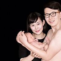 马上两个月喽，这个月你的进步很大，会吃手，会手舞足蹈，跟你说话你也会咿咿呀呀的回应啦。每天一...