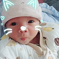 晒下我家小乔治~🙈🙈 明明是男生却长了女生的脸😄😄 还有五天我们就满月啦~☺️☺️