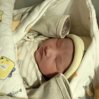 失眠，没有预约到单间，这边打完呼那边打，这边宝宝哭完那边哭😂，手术室出来一直没好好看看宝宝，爬...