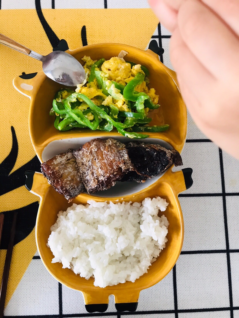 妈妈熏的鱼永远是比饭店的好吃，满满的都是❤️