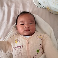 我家宝宝40天左右眼睛就会看东西了 老妈爱你