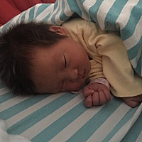 我的宝宝5天了，想起生的时候那痛真是无法形容呀，看他这么可爱，怎样都值得了